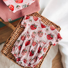Carica l'immagine nel visualizzatore di Gallery, Corredino nascita Pagliaccetto fragola